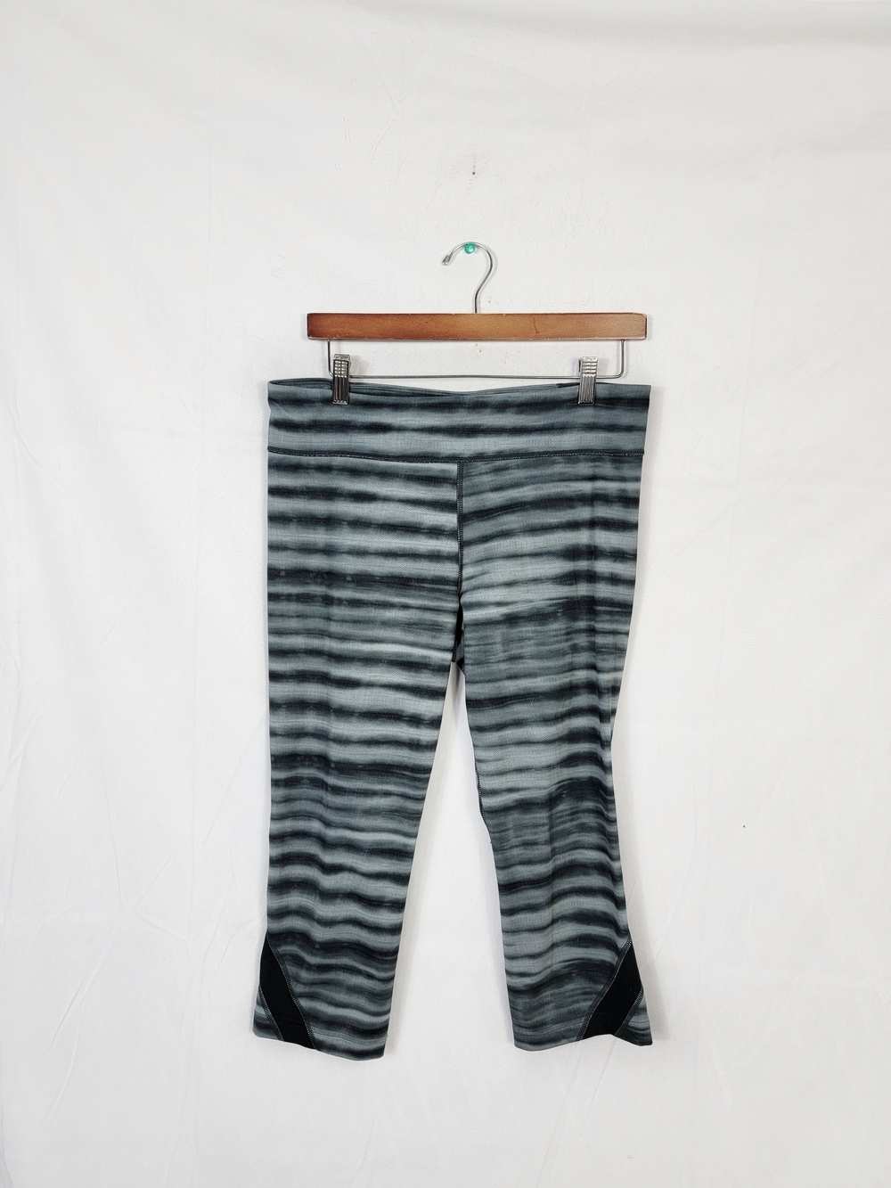 Women's Large Under Armour Gray & Black Striped Carpi Leggings